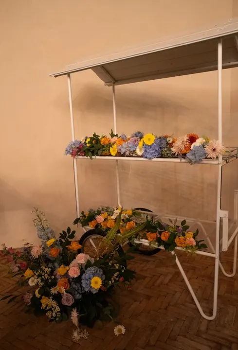 Carretto bianco del flower bar decorato con fiori colorati